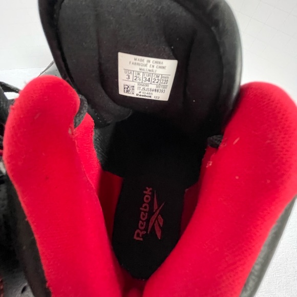 Reebok Youth Basketball Court Shoe. PreOwned. Great condition as shown. SZ 3. - Picture 11 of 12